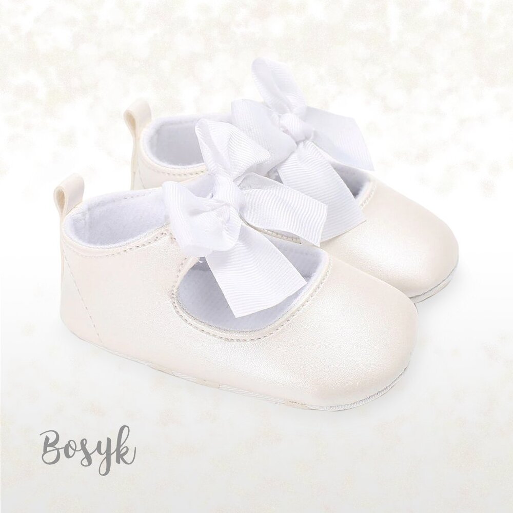 NEW . White baby moccasins - Baby Girl Shoes -  Baby Shoes